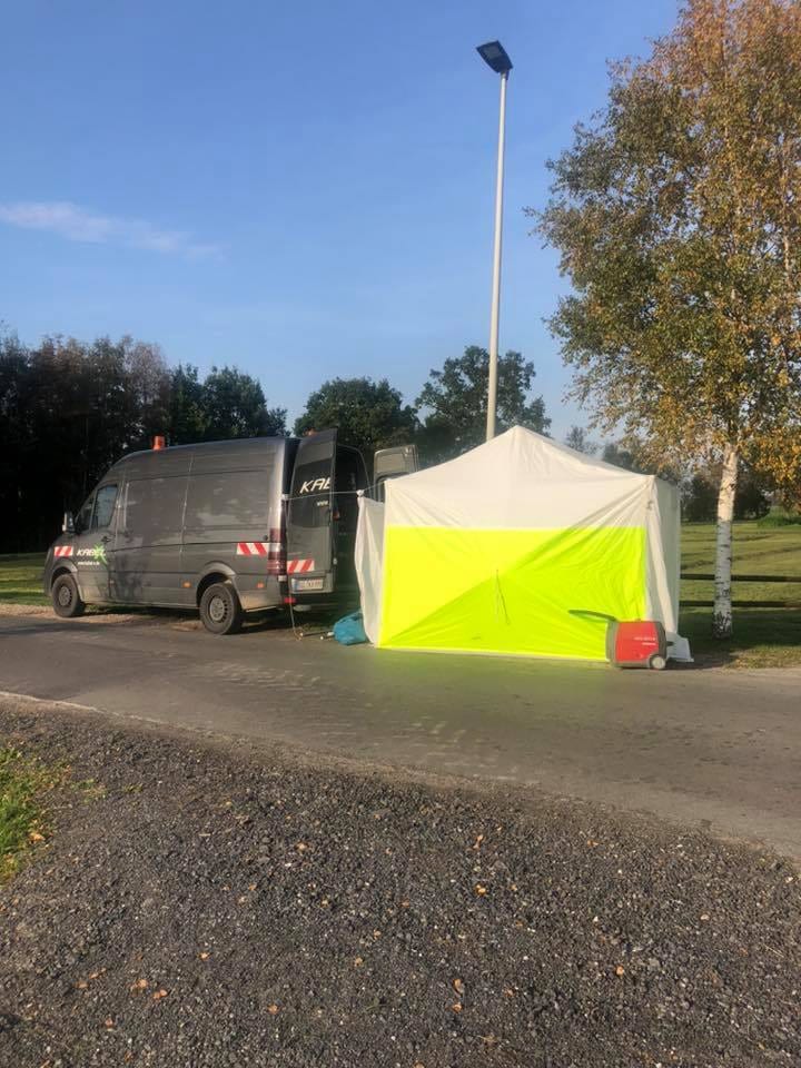 Kabel-X Montagewagen mit Baustellenzelt am Straßenrand