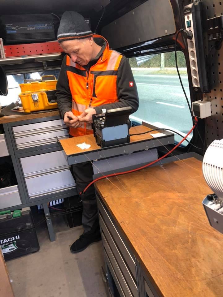 Kabel-X Mitarbeiter spleißt Glasfaser im Montagewagen